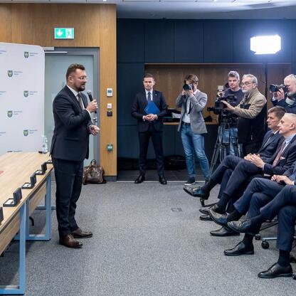 Wojciech Saługa i Leszek Pietraszek podpisują umowę o przejęcie akcji GTL S.A. w Katowicach. (wygenerowano przez AI)
