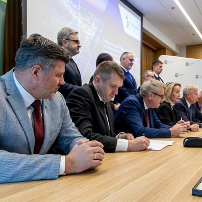 Oficjalne podpisanie umowy o przejęcie kontroli nad Katowice Airport przez Województwo Śląskie i miasto Katowice. (wygenerowano przez AI)