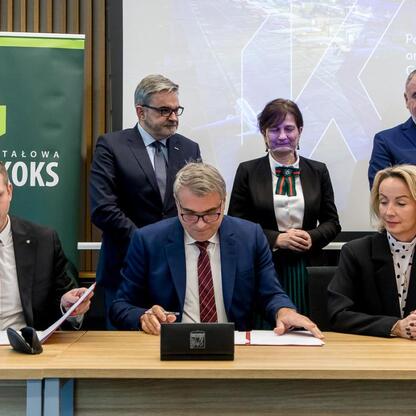 Województwo Śląskie i miasto Katowice podpisują umowę o przejęciu kontroli nad Katowice Airport. (wygenerowano przez AI)