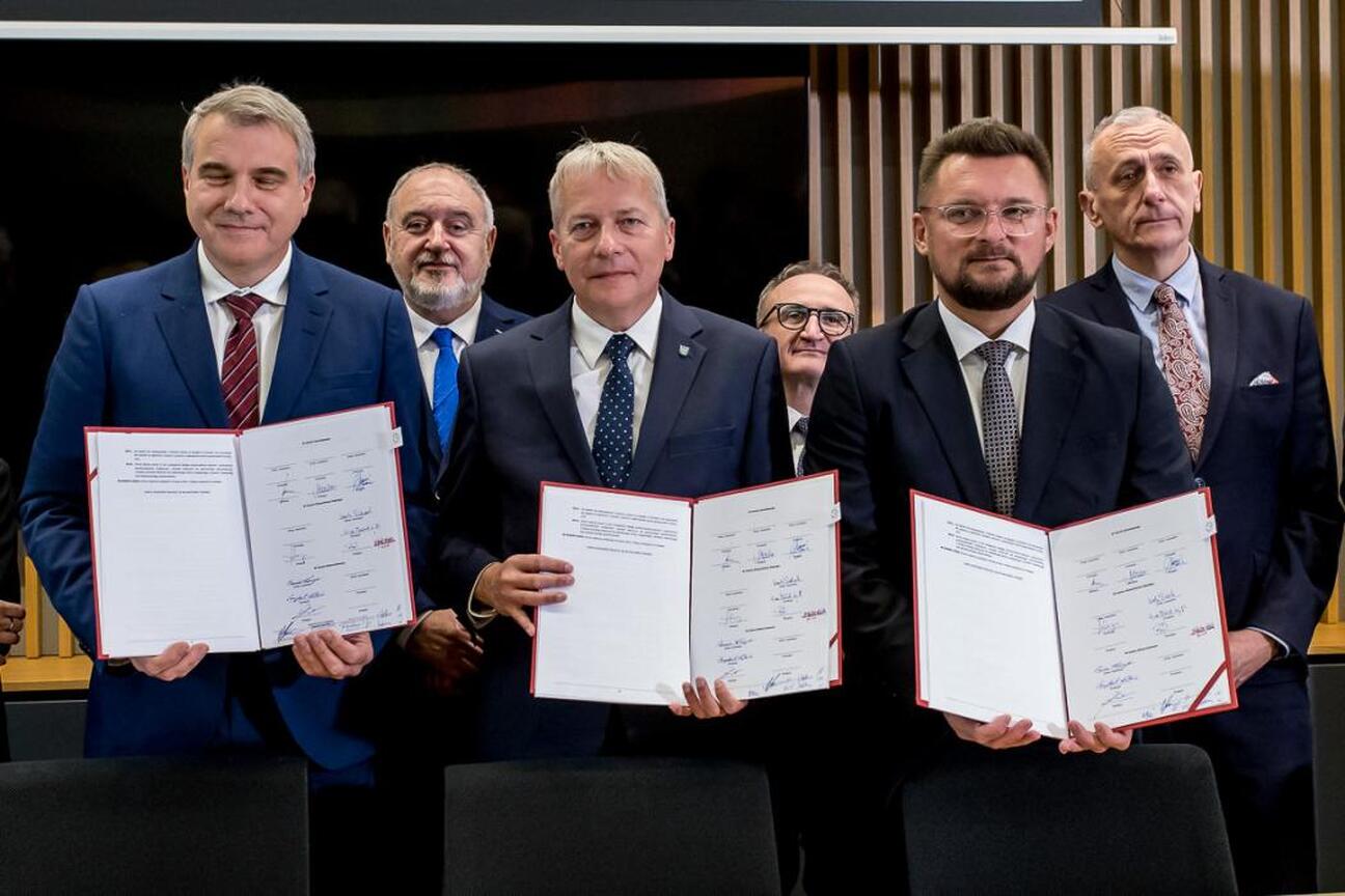 Województwo Śląskie i miasto Katowice przejmują kontrolę nad Katowice Airport. Marszałek Wojciech Saługa i wicemarszałek Leszek Pietraszek podpisują umowę. (wygenerowano przez AI)