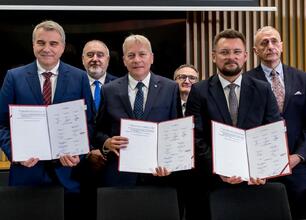 Województwo Śląskie i miasto Katowice przejmują kontrolę nad Katowice Airport. Marszałek Wojciech Saługa i wicemarszałek Leszek Pietraszek podpisują umowę. (wygenerowano przez AI)
