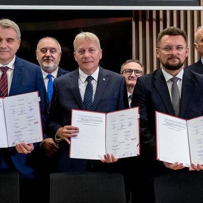 Grupa szefów województwa podpisuje umowę o przejęciu kontrolnej większości w Katowice Airport. (wygenerowano przez AI)