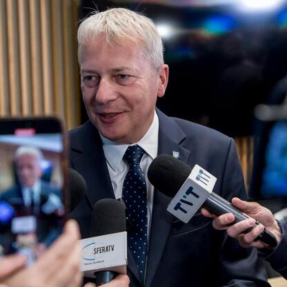 Marszałek Wojciech Saługa prowadzi konferencję prasową na temat przejęcia kontrolą Katowice Airport przez Województwo Śląskie i miasto Katowice. (wygenerowano przez AI)
