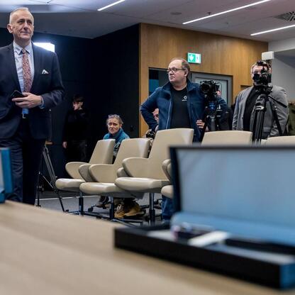 Wicemarszałek Leszek Pietraszek w centrum uwagi na konferencji prasowej dotyczącej przejęcia kontrolą Katowice Airport przez Województwo Śląskie i miasto Katowice. (wygenerowano przez AI)