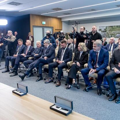 Wojciech Saługa i Leszek Pietraszek podpisują umowę o przejęcie akcji w Silesia Airport. (wygenerowano przez AI)