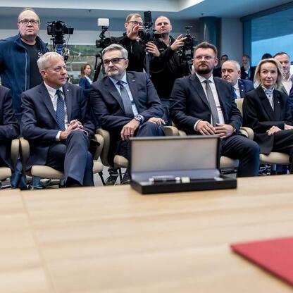 Województwo Śląskie i miasto Katowice przejmują kontrolę nad Katowice Airport. Marszałek Wojciech Saługa i wicemarszałek Leszek Pietraszek podpisują umowę. (wygenerowano przez AI)