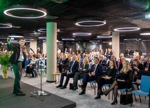 Grzegorz Boski, wicemarszałek województwa śląskiego, uczestniczy w panelu dyskusyjnym podczas Śląskiego Konwentu Klimatycznego CLIMATE-CON 2025. (wygenerowano przez AI)