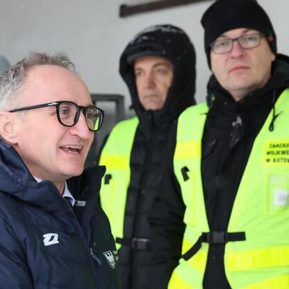 Grzegorz Boski, wicemarszałek Śląska, inspektuje remont drogi w Istebnej. (wygenerowano przez AI)