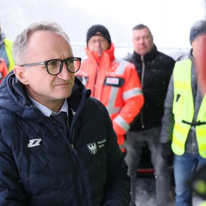 Grzegorz Boski, wicemarszałek Śląska, omawia z grupą pracowników remont drogi w Istebnej i Milówce. (wygenerowano przez AI)