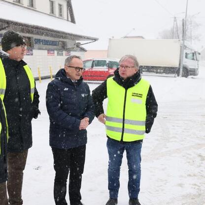 Grzegorz Boski, wicemarszałek Śląska, inspektuje remont drogi w Istebnej. (wygenerowano przez AI)