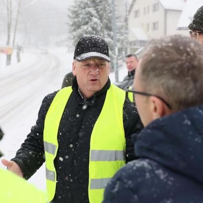 Zimowe spotkanie odbudowy dróg w Istebnej i Milówce. (wygenerowano przez AI)