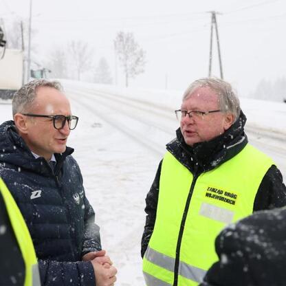Grzegorz Boski, wicemarszałek Śląska, omawia z kolegami postępy w remoncie dróg w Istebnej i Milówce. (wygenerowano przez AI)