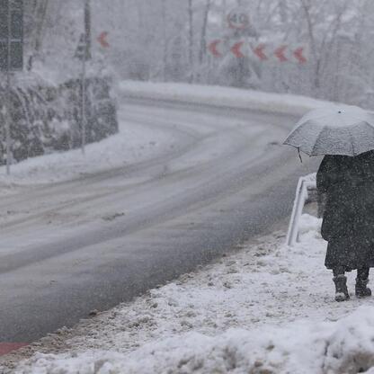 Zimowy spacer po drodze wojewódzkiej 941 w Wiśle, gdzie przebudowano odcinek o długości 2,9 km. (wygenerowano przez AI)