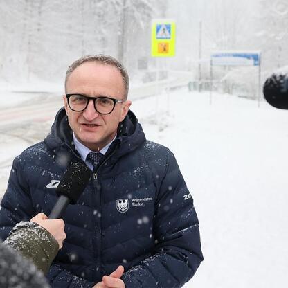 Grzegorz Boski, wicemarszałek Śląska, komentuje remont drogi wojewódzkiej 941 w Wiśle. (wygenerowano przez AI)
