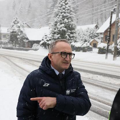 Grzegorz Boski (Wicemarszałek Województwa Śląskiego) omawia z Marcinem Ryś'em zakończone remonty drogi wojewódzkiej 941 w Wiśle. (wygenerowano przez AI)