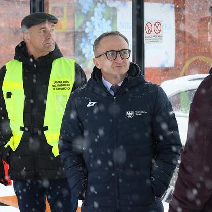 Grzegorz Boski, Wicemarszałek Województwa Śląskiego, podczas uroczystości zakończenia remontu drogi wojewódzkiej 941 w Wiśle. (wygenerowano przez AI)