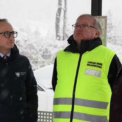 Grzegorz Boski, wicemarszałek, inspektuje remont drogi w Wiśle. (wygenerowano przez AI)