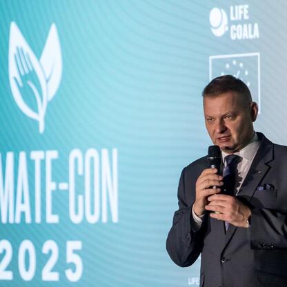 Rafał Adamczyk, członek Zarządu Województwa Śląskiego, prezentuje na III Śląskim Konwencie Klimatycznym Climate-Con 2025. (wygenerowano przez AI)
