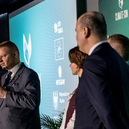 Członek Zarządu Województwa Śląskiego Rafał Adamczyk przemawia na ceremonii zakończenia III Śląskiego Konwentu Klimatycznego Climate-Con 2025. (wygenerowano przez AI)