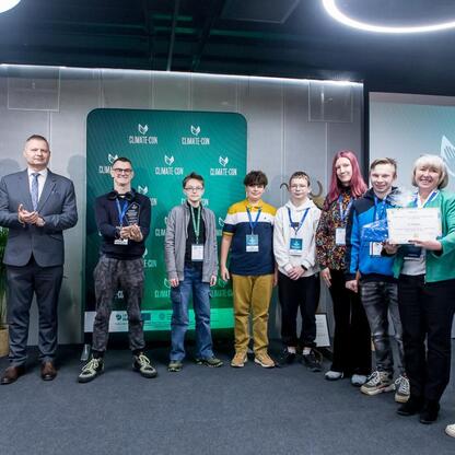 Rafał Adamczyk, członek Zarządu Województwa Śląskiego, wręcza nagrody laureatom konkursu 