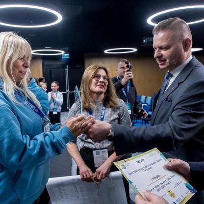 Rafał Adamczyk, członek Zarządu Województwa Śląskiego, wręcza dyplom zwycięzcom konkursu 
