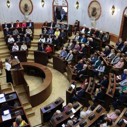 W Sali Sejmu Śląskiego odbyła się pierwsza edycja Śląskiego Konwentu Rad Seniorów. Uczestnicy dyskutują o roli rad seniorów i ich wpływie na politykę samorządową. (wygenerowano przez AI)