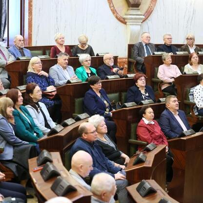 W Sali Sejmu Śląskiego odbyła się pierwsza edycja Śląskiego Konwentu Rad Seniorów. Uczestnicy dyskutowali o roli rad seniorów i polityce samorządowej. (wygenerowano przez AI)