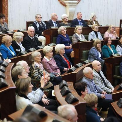 W Sali Sejmu Śląskiego odbyła się pierwsza edycja Śląskiego Konwentu Rad Seniorów. Uczestnicy dyskutują o roli rad seniorów i ich wpływie na politykę samorządową. (wygenerowano przez AI)