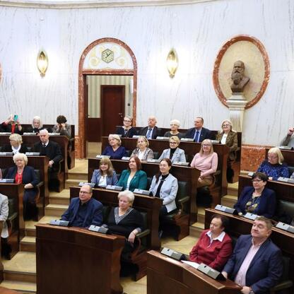 W Sali Sejmu Śląskiego odbyła się pierwsza edycja Śląskiego Konwentu Rad Seniorów. Uczestnicy, w tym Rafał Adamczyk i Ewa Kołodziej, dyskutowali o roli rad seniorów i ich wpływie na politykę samorządo (wygenerowano przez AI)