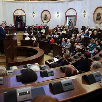 W Sali Sejmu Śląskiego odbyła się pierwsza edycja Śląskiego Konwentu Rad Seniorów, gdzie seniorzy dyskutowali o roli rad seniorów i polityce samorządowej. (wygenerowano przez AI)