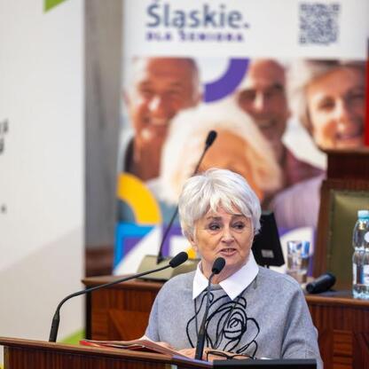 Wiesława Walkowska, przewodnicząca Śląskiej Rady Seniorów, przemawia na Śląskim Konwencie Rad Seniorów. (wygenerowano przez AI)