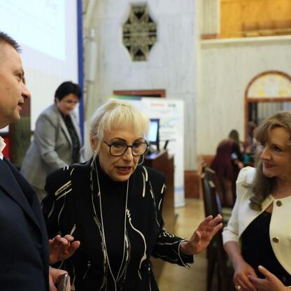 Na Śląskim Konwencie Rad Seniorów w Sali Sejmu Śląskiego Rafał Adamczyk i Ewa Kołodziej prowadzą dyskusję o roli rad seniorów. (wygenerowano przez AI)