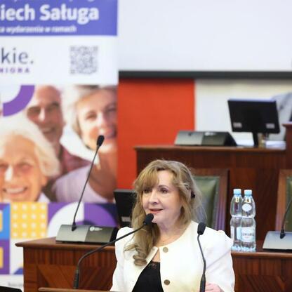 W Sali Sejmu Śląskiego otwiera się pierwsza edycja Śląskiego Konwentu Rad Seniorów. (wygenerowano przez AI)