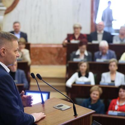 Rafał Adamczyk, członek Zarządu Województwa Śląskiego, przemawia na konwencji seniorów w Sali Sejmu Śląskiego. (wygenerowano przez AI)