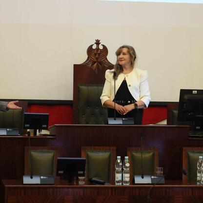 W Sali Sejmu Śląskiego odbyła się pierwsza edycja Śląskiego Konwentu Rad Seniorów. (wygenerowano przez AI)