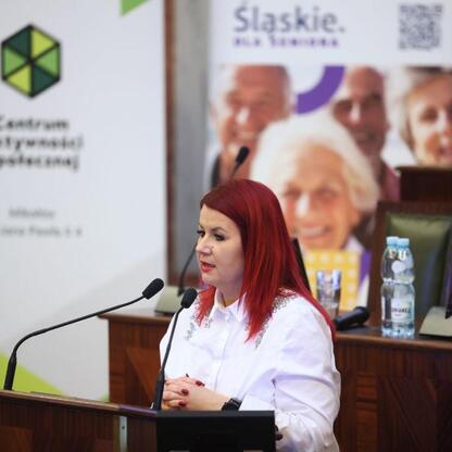Podczas pierwszej edycji Śląskiego Konwentu Rad Seniorów w Sali Sejmu Śląskiego odbyła się dyskusja o roli rad seniorów i ich wpływie na politykę samorządową. (wygenerowano przez AI)