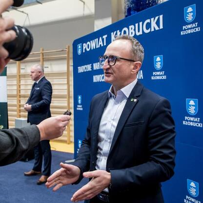 Grzegorz Boski, wicemarszałek województwa śląskiego, podczas spotkania w Kłobucku o przebudowie dróg i uruchomieniu kolejowego połączenia. (wygenerowano przez AI)