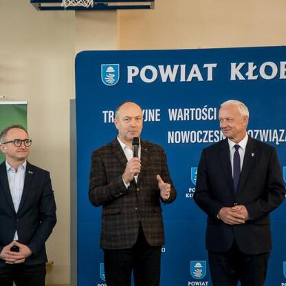 Grzegorz Boski, wicemarszałek województwa śląskiego, omawia przebudowę dróg i uruchomienie nowego połączenia kolejowego w Kłobucku. (wygenerowano przez AI)