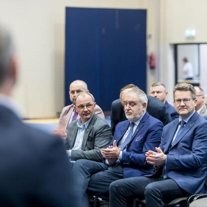 Formalne spotkanie w Kłobucku, dotyczące przebudowy dróg i reaktywacji kolejowego połączenia. (wygenerowano przez AI)