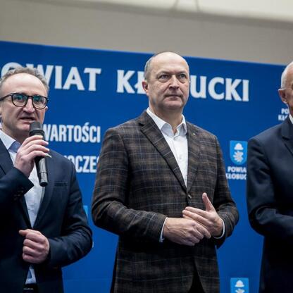 Grzegorz Boski, wicemarszałek województwa śląskiego, przemawia na spotkaniu o przebudowie dróg i reaktywacji kolei w Kłobucku. (wygenerowano przez AI)