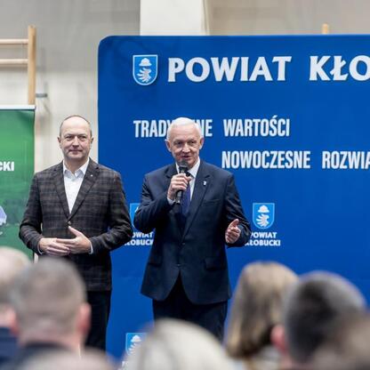 Grzegorz Boski, wicemarszałek województwa śląskiego, omawia postępy w przebudowie dróg i reaktywacji kolejowej w Kłobucku. (wygenerowano przez AI)