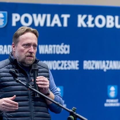 W Kłobucku odbyła się konferencja prasowa o przebudowie dróg i reaktywacji kolejowej. (wygenerowano przez AI)