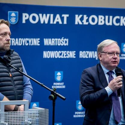 W Kłobucku odbyła się konferencja prasowa, gdzie przedstawiciele samorządów i lokalnych mieszkańców omawiali postępy w budowie dróg i reaktywacji kolejowej. (wygenerowano przez AI)