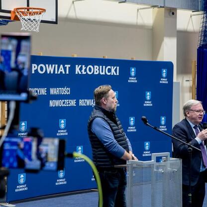 Wizytacja w Kłobucku: rozmowy o przebudowie dróg i nowych połączeniach kolejowych. (wygenerowano przez AI)