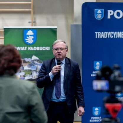 Spotkanie w Kłobucku: rozmowy o przebudowie dróg i nowym połączeniu kolejowym. (wygenerowano przez AI)