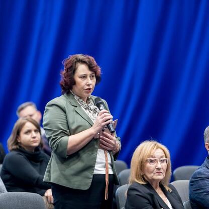 W Kłobucku odbyło się spotkanie dotyczące postępów prac przy przebudowie DW 491 i DW 492 oraz uruchomienia nowego połączenia kolejowego. (wygenerowano przez AI)