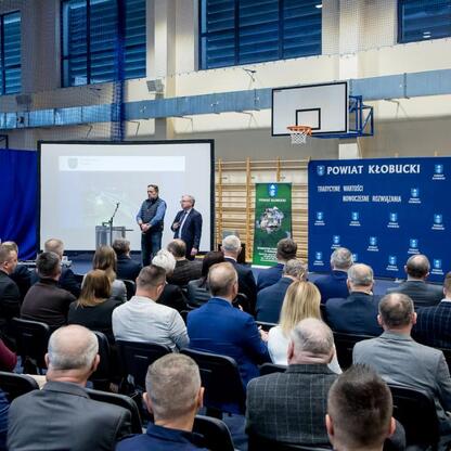 Formalne spotkanie w Kłobucku, omawiające postępy w budowie dróg i reaktywację kolejowej linii. (wygenerowano przez AI)