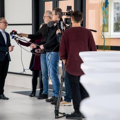 Wicemarszałek Województwa Śląskiego Grzegorz Boski podczas rozmowy prasowej o przebudowie dróg i nowych połączeniach kolejowych w Kłobucku. (wygenerowano przez AI)