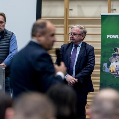 Spotkanie w Kłobucku: rozmowy o przebudowie dróg i reaktywacji kolejowej. (wygenerowano przez AI)