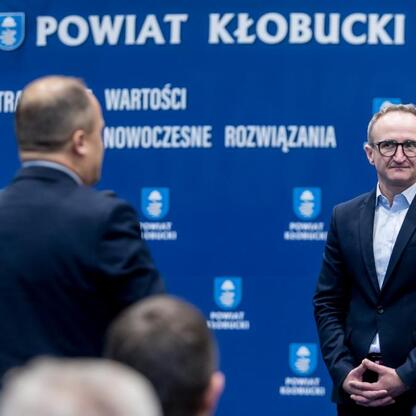 Grzegorz Boski, wicemarszałek województwa śląskiego, omawia postępy w przebudowie dróg i uruchomieniu nowego połączenia kolejowego w Kłobucku. (wygenerowano przez AI)